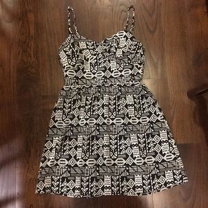 Forever 21 • B&W aztec dress